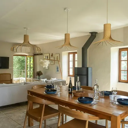 Сasa de vacaciones Beautiful Family With Pool Near