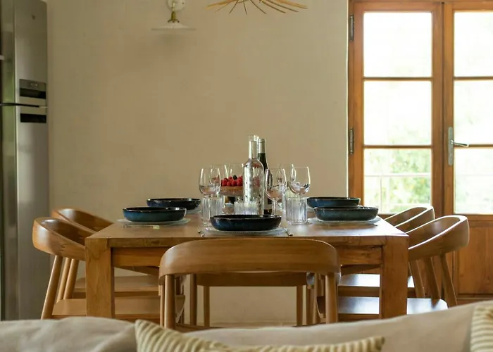 Beautiful Family With Pool Near Сasa de vacaciones