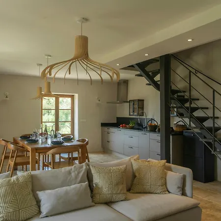 Beautiful Family With Pool Near 펜션