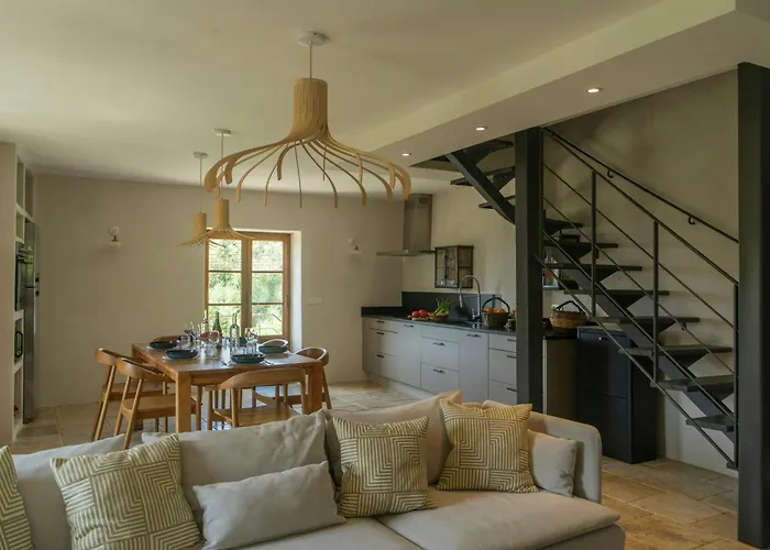 Beautiful Family With Pool Near 펜션